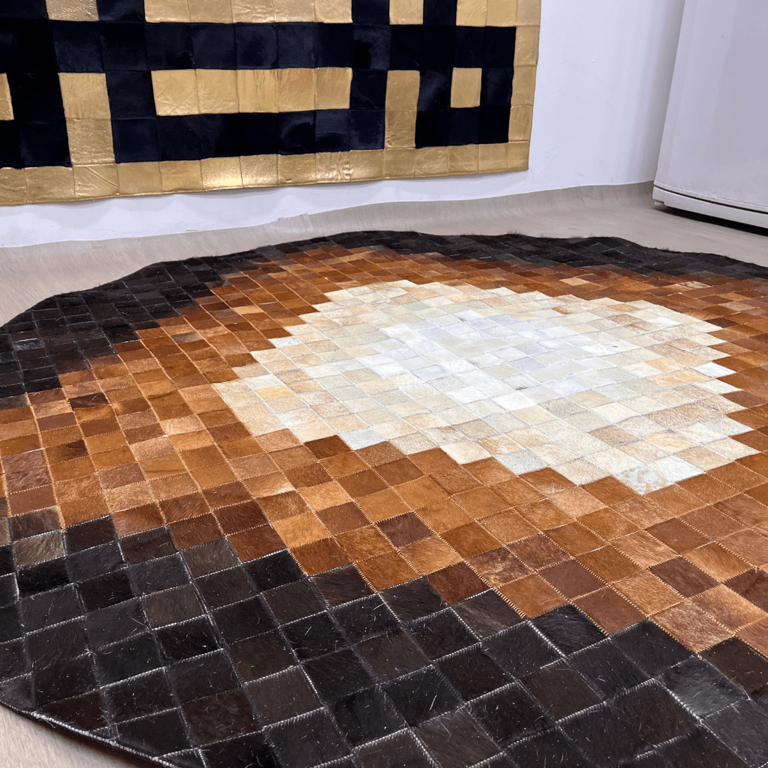 Kahverengi Geometrik Desenli Yuvarlak Dana Derisi Halı - Sancak Deri Halı