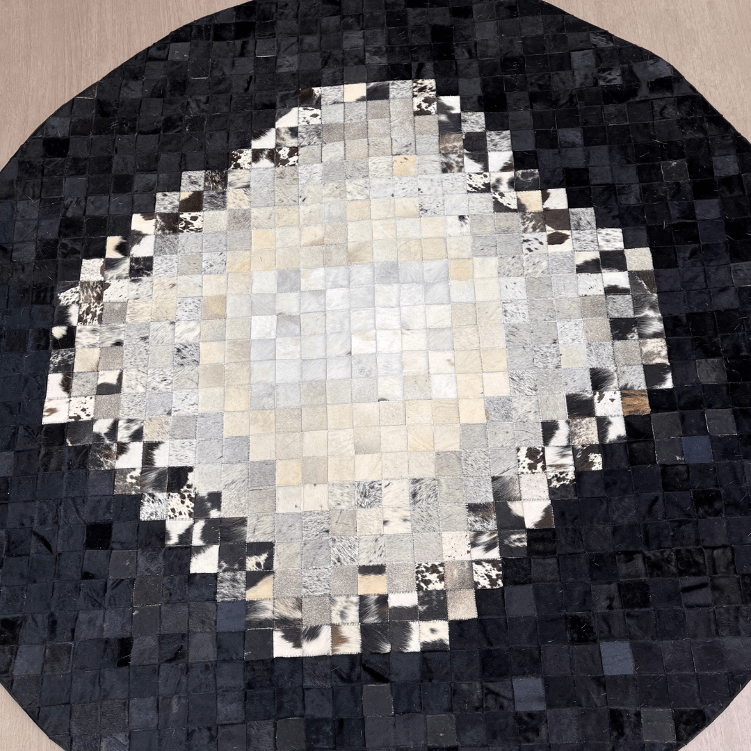 Siyah Geometrik Desenli Yuvarlak Dana Derisi Halı - Sancak Deri Halı