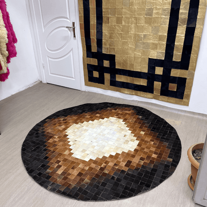 Kahverengi Geometrik Desenli Yuvarlak Dana Derisi Halı - Sancak Deri Halı