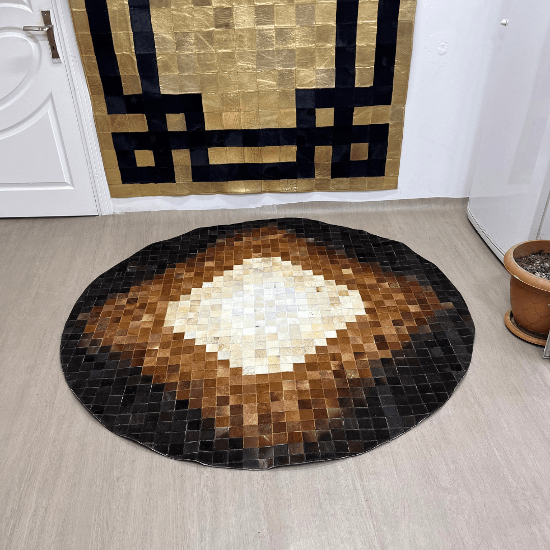 Kahverengi Geometrik Desenli Yuvarlak Dana Derisi Halı - Sancak Deri Halı