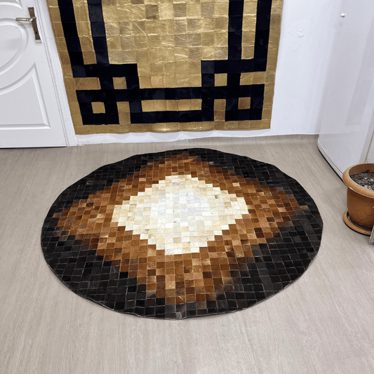 Kahverengi Geometrik Desenli Yuvarlak Dana Derisi Halı - Sancak Deri Halı