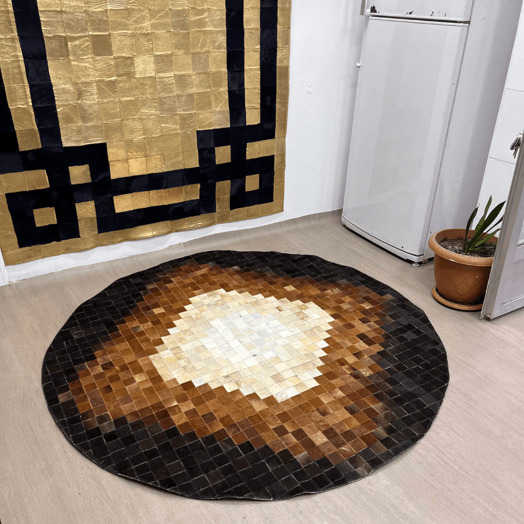 Kahverengi Geometrik Desenli Yuvarlak Dana Derisi Halı - Sancak Deri Halı