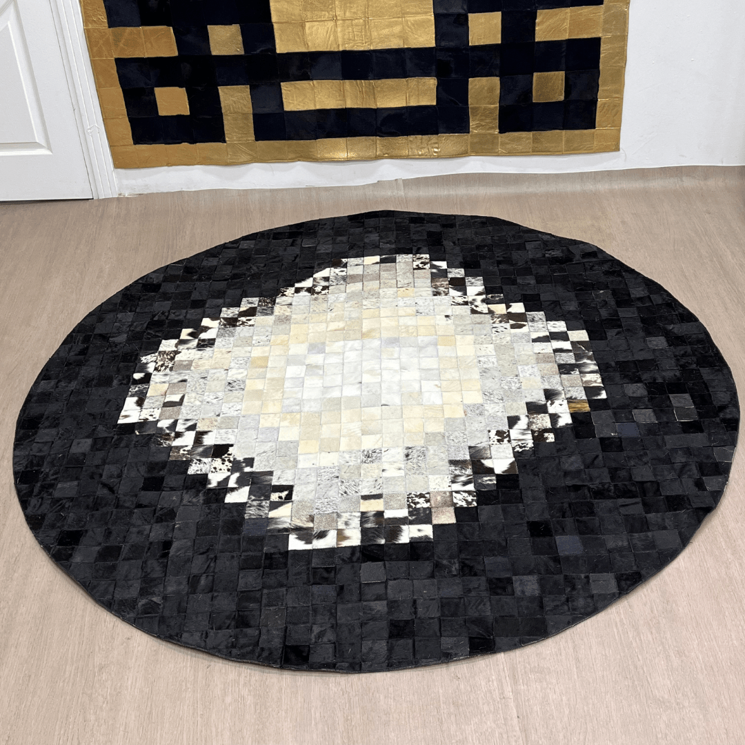 Siyah Geometrik Desenli Yuvarlak Dana Derisi Halı - Sancak Deri Halı