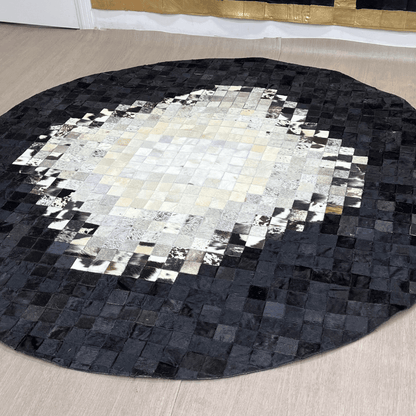 Siyah Geometrik Desenli Yuvarlak Dana Derisi Halı - Sancak Deri Halı