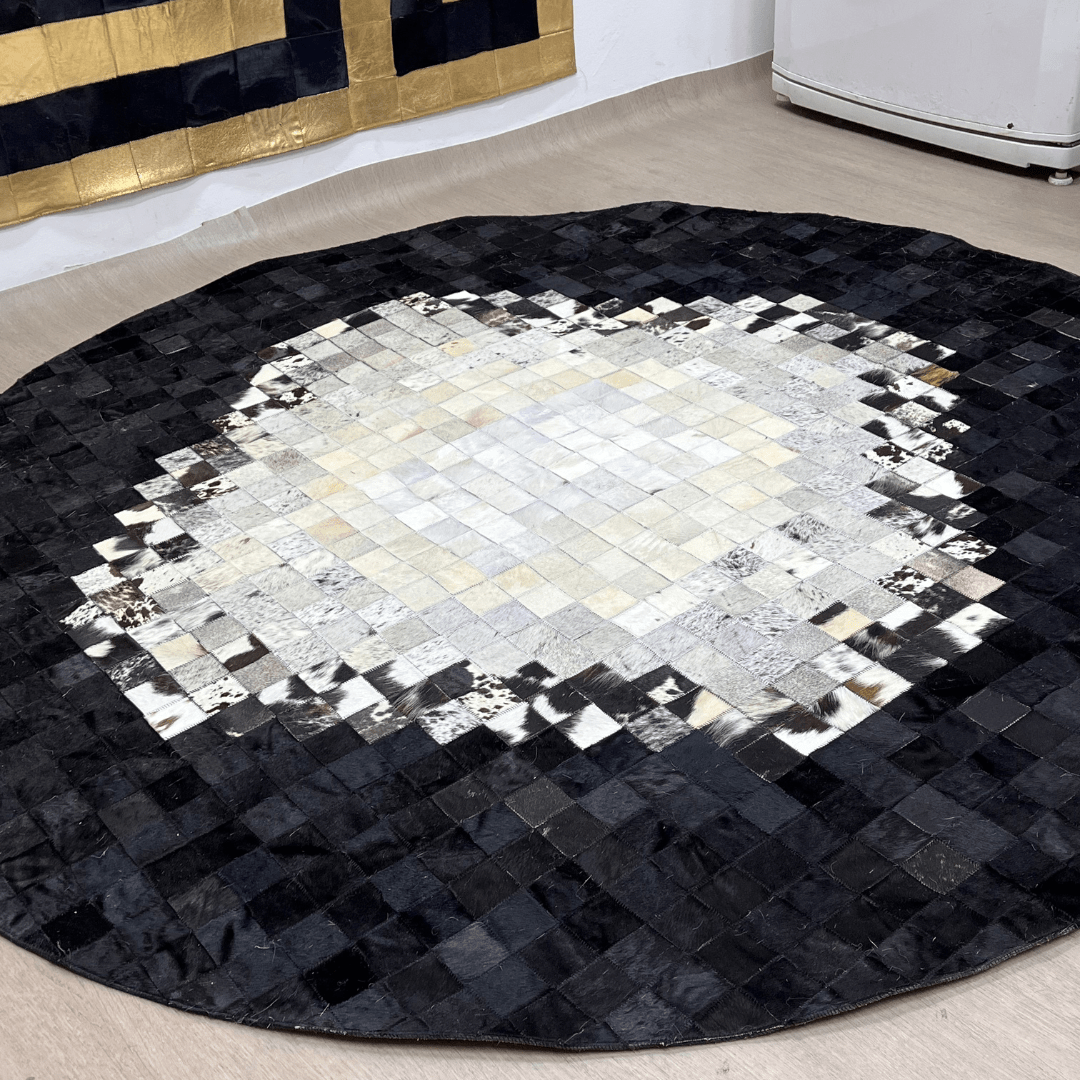 Siyah Geometrik Desenli Yuvarlak Dana Derisi Halı - Sancak Deri Halı