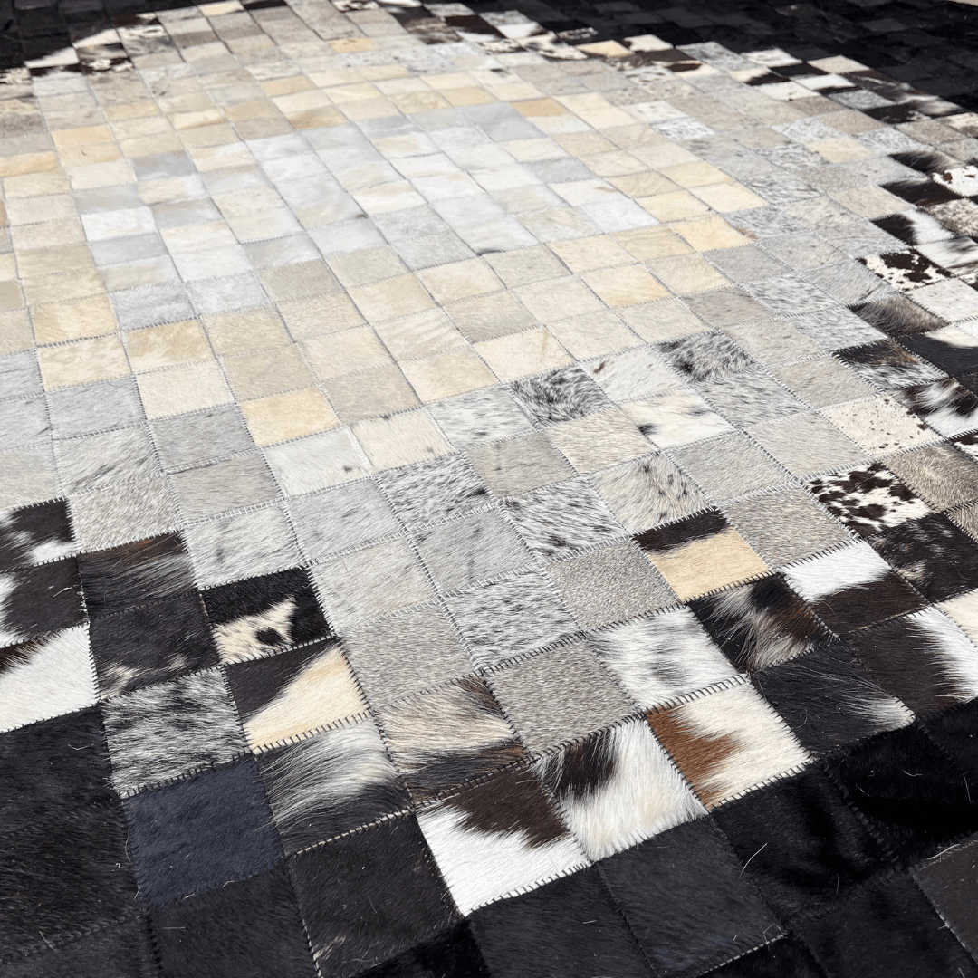 Siyah Geometrik Desenli Yuvarlak Dana Derisi Halı - Sancak Deri Halı
