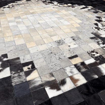 Siyah Geometrik Desenli Yuvarlak Dana Derisi Halı - Sancak Deri Halı